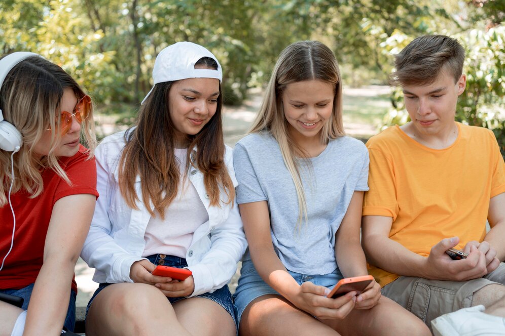 medium-shot-group-friends-looking-phone_23-2148672520 medium-shot-group-friends-looking-phone_23-2148672520